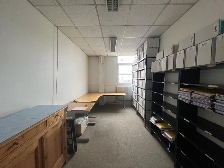 Office in Courbevoie for sale - Interior Photo - Image 3 of 4