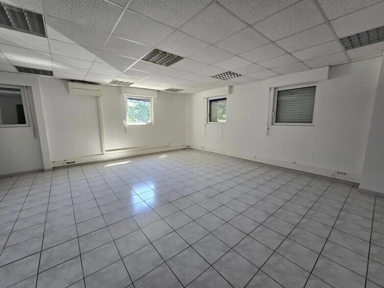 Office in Nîmes for lease - Interior Photo - Image 3 of 6