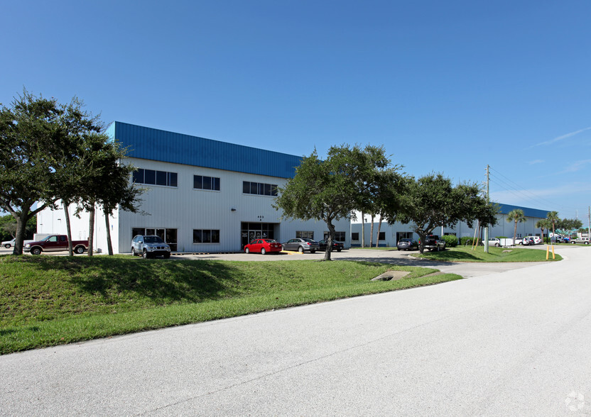 405 Atlantis Rd, Cape Canaveral, FL for lease - Primary Photo - Image 1 of 4