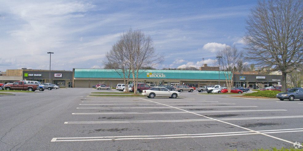 300 Wilkesboro Ave, North Wilkesboro, NC for sale - Primary Photo - Image 1 of 1