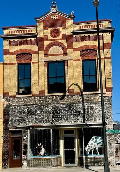 202 N Sibley Ave, Litchfield, MN for lease - Building Photo - Image 1 of 2