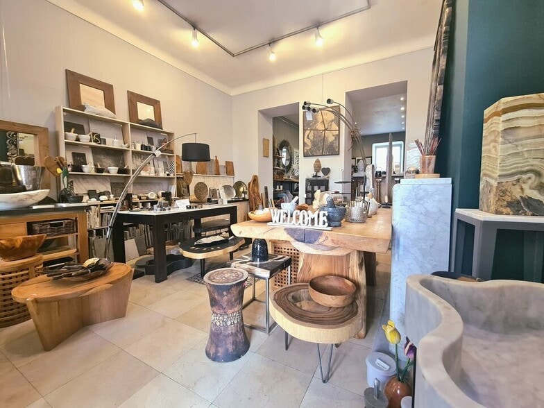 Retail in Nice for lease - Interior Photo - Image 1 of 3