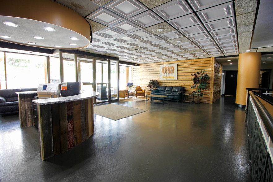 9910 N 48th St, Omaha, NE for lease - Lobby - Image 1 of 7