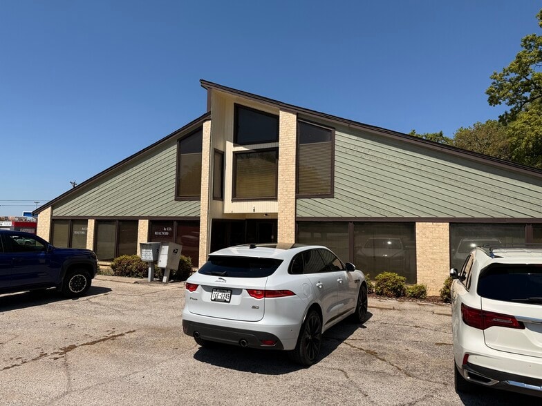 1230 Brown Trl, Bedford, TX for sale - Building Photo - Image 1 of 11