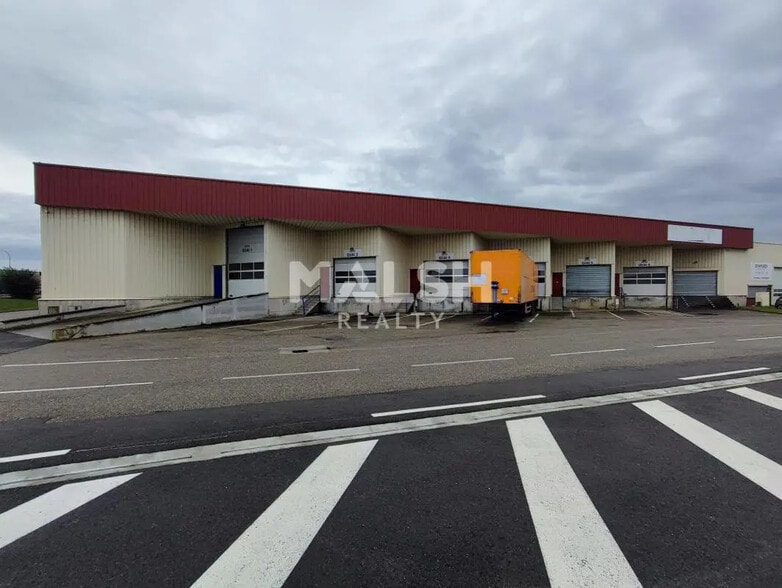 Office in Corbas for lease - Building Photo - Image 1 of 12