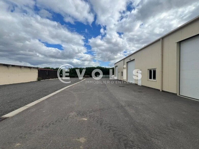 Flex in Saint-Bonnet-de-Mure for lease - Building Photo - Image 3 of 9