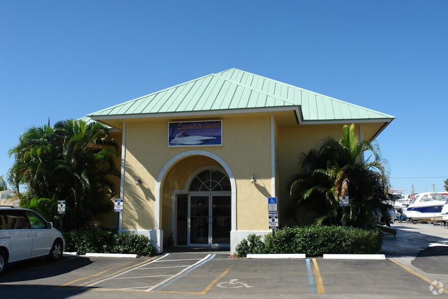 250-300 SW Monterey Rd, Stuart, FL for lease - Building Photo - Image 3 of 33