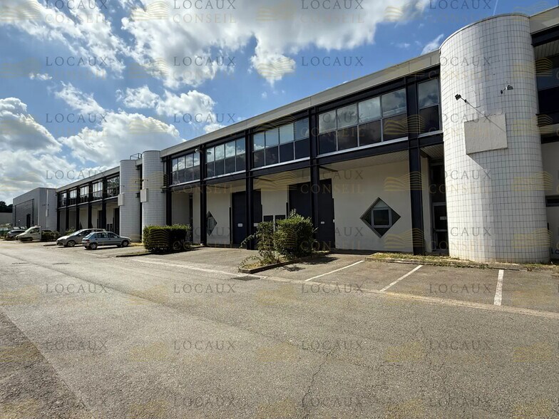 Flex in Trappes for lease - Building Photo - Image 2 of 8