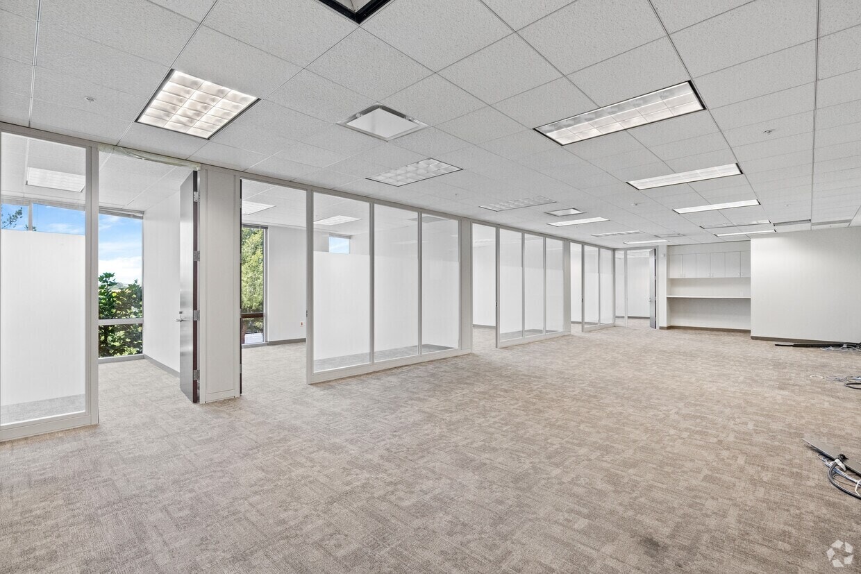 31111 Agoura Rd, Westlake Village, CA for lease Building Photo- Image 1 of 10