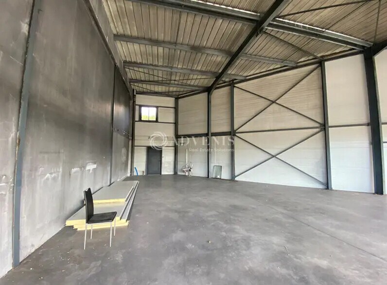 Retail in Toussieu for lease - Interior Photo - Image 1 of 4