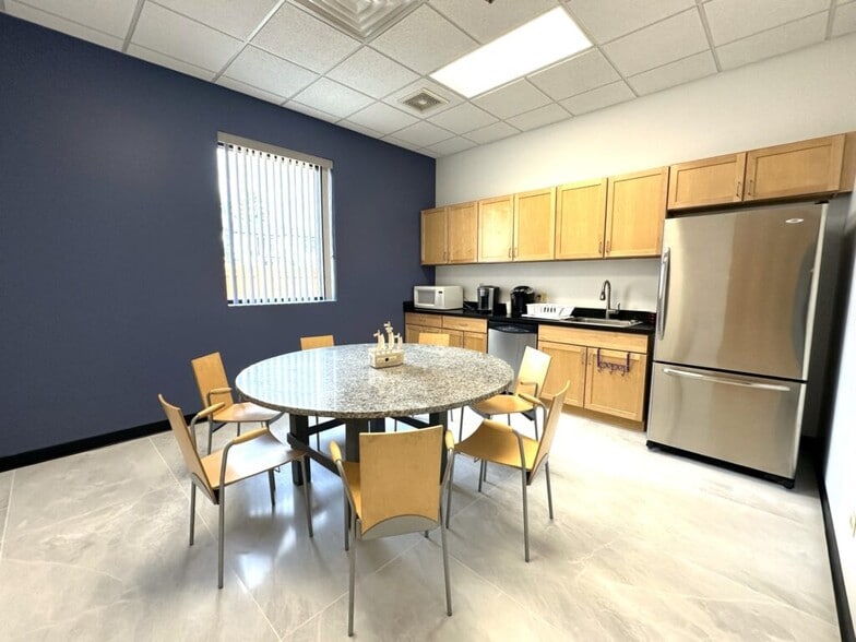 1350 Lake St, Roselle, IL for lease - Interior Photo - Image 3 of 10