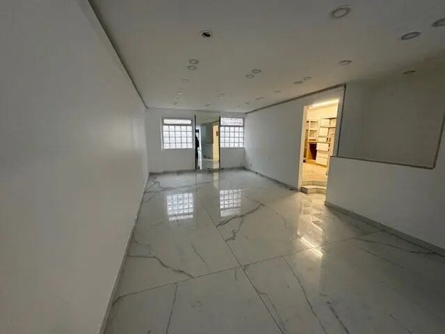 Retail in Paris for lease - Building Photo - Image 3 of 9