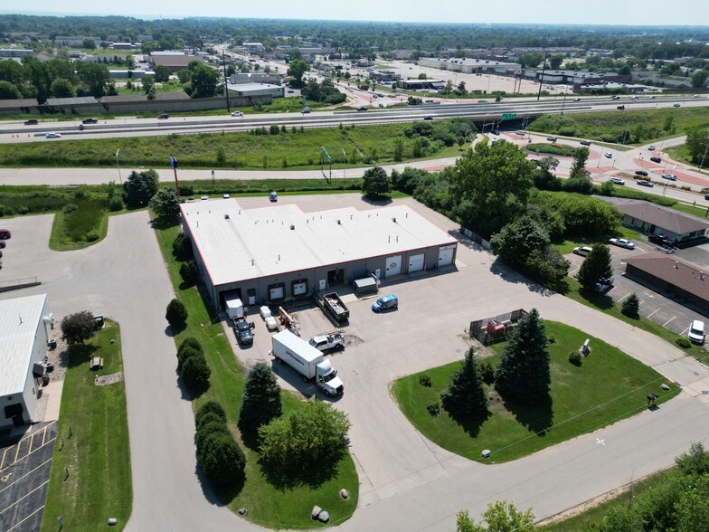 1125 W Tuckaway Ln, Menasha, WI for lease - Building Photo - Image 2 of 11