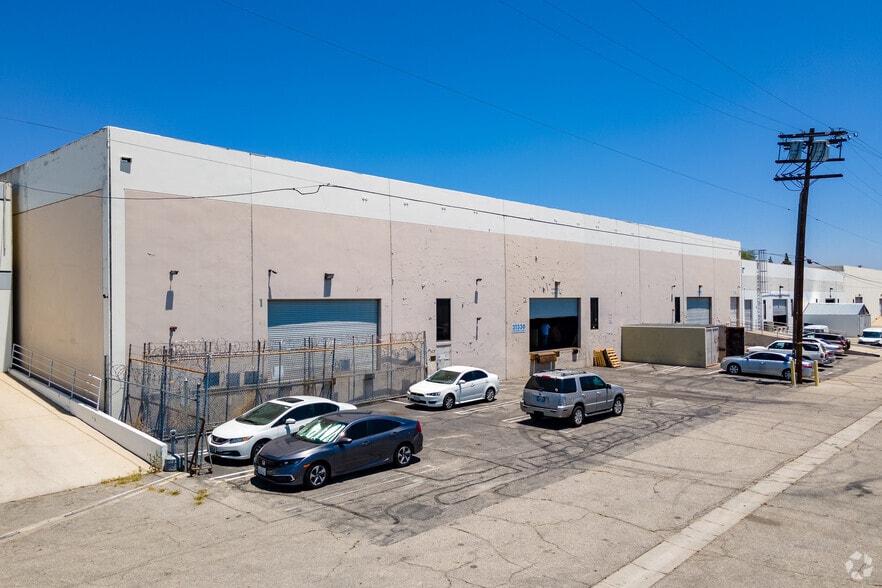 21330 Superior St, Chatsworth, CA for lease - Building Photo - Image 2 of 5
