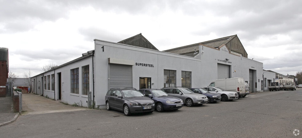 158 Dukes Rd, London for lease - Building Photo - Image 2 of 9