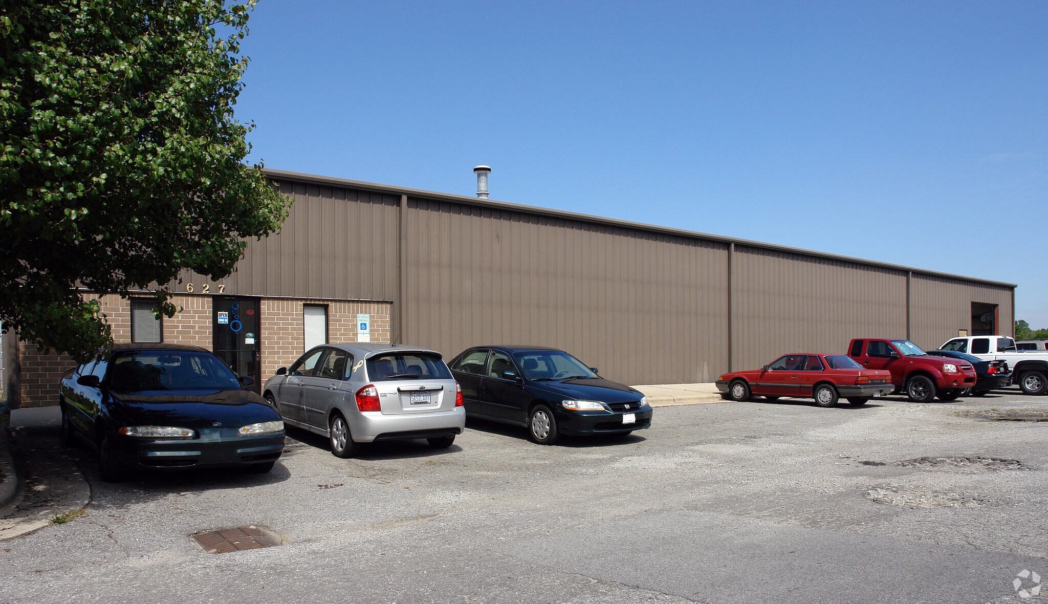 627 Mcway Dr, High Point, NC for sale Primary Photo- Image 1 of 1