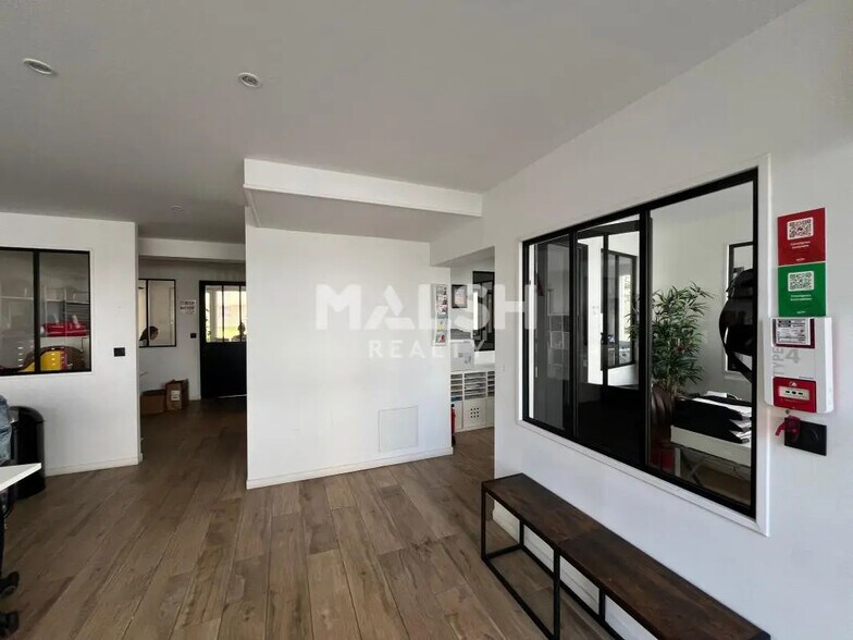 Retail in Lyon for sale - Interior Photo - Image 2 of 7