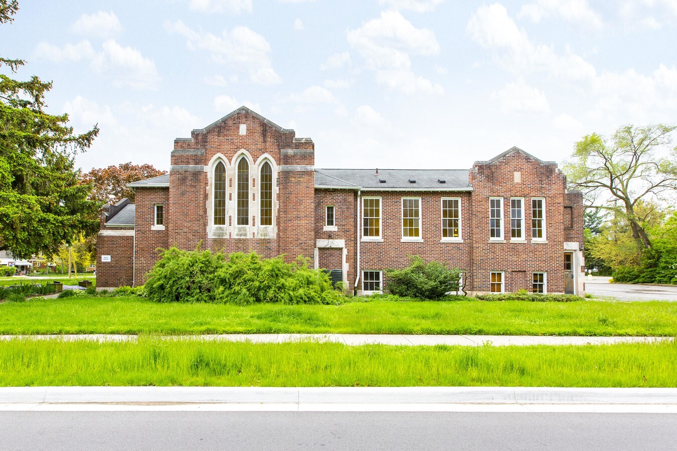 2441 Pinecrest Dr, Ferndale, MI 48220