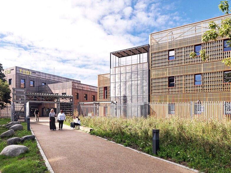 Surrey Quays Rd, London for lease - Building Photo - Image 3 of 6