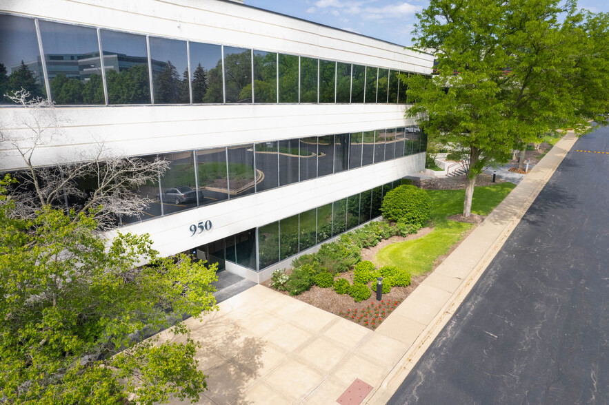 950 Warrenville Rd, Lisle, IL for sale - Building Photo - Image 3 of 5