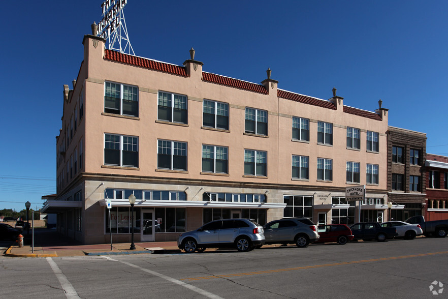 102 N 2nd St, Chickasha, OK for sale - Primary Photo - Image 1 of 1