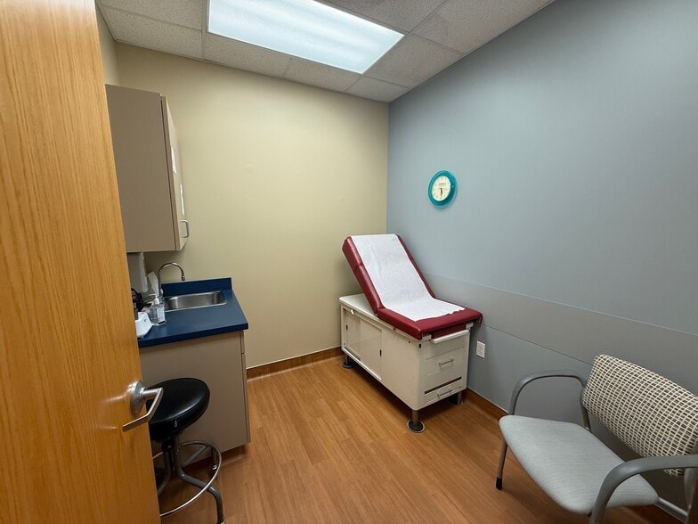 10020 Dupont Circle Ct, Fort Wayne, IN for sale - Interior Photo - Image 3 of 7