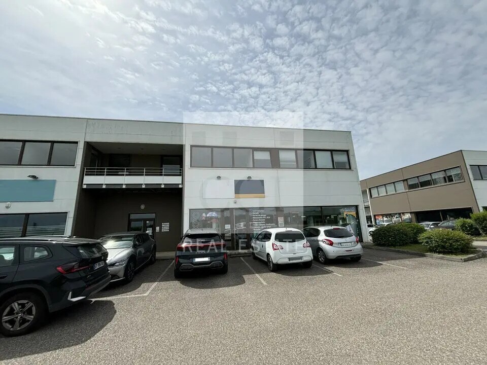 Office in Cailloux-sur-Fontaines for lease Building Photo- Image 1 of 11