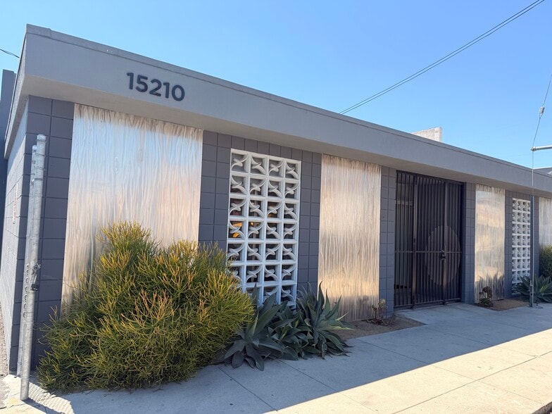 15208-15210 Stagg St, Van Nuys, CA for lease - Building Photo - Image 1 of 4