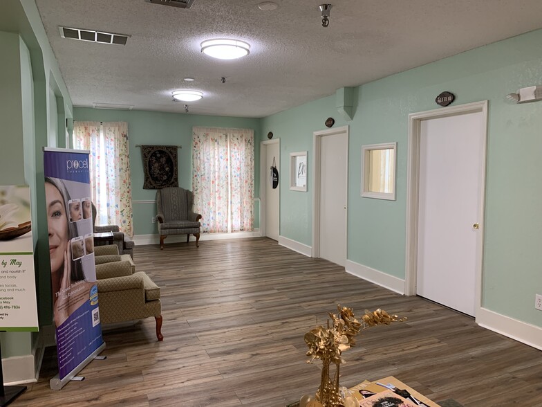 725 E Silver Springs Blvd, Ocala, FL for lease - Interior Photo - Image 2 of 17