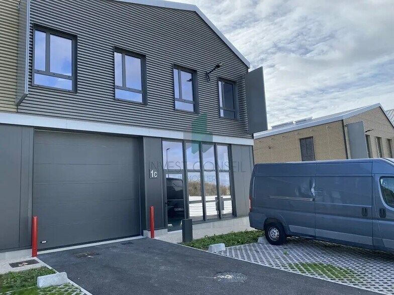 Flex in Groslay for lease - Building Photo - Image 1 of 8