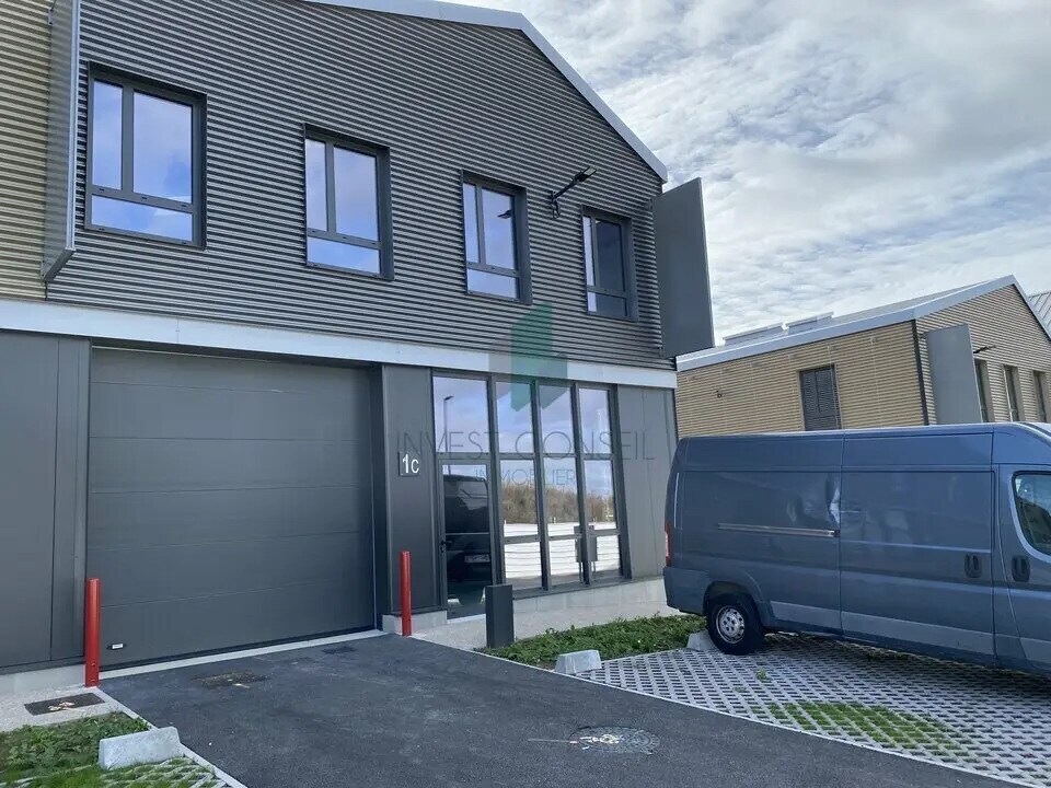 Flex in Groslay for lease Building Photo- Image 1 of 9