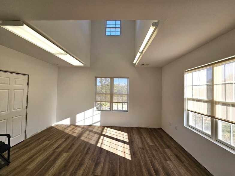 5 Walter E Foran Blvd, Flemington, NJ for lease - Interior Photo - Image 2 of 36