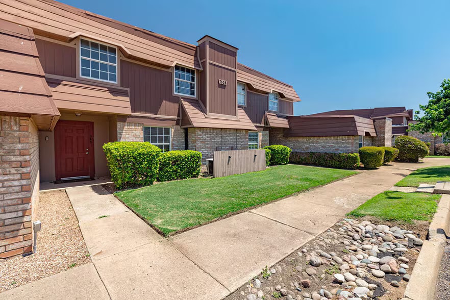 7404 Lyrewood Ln, Oklahoma City, OK for sale - Building Photo - Image 2 of 2