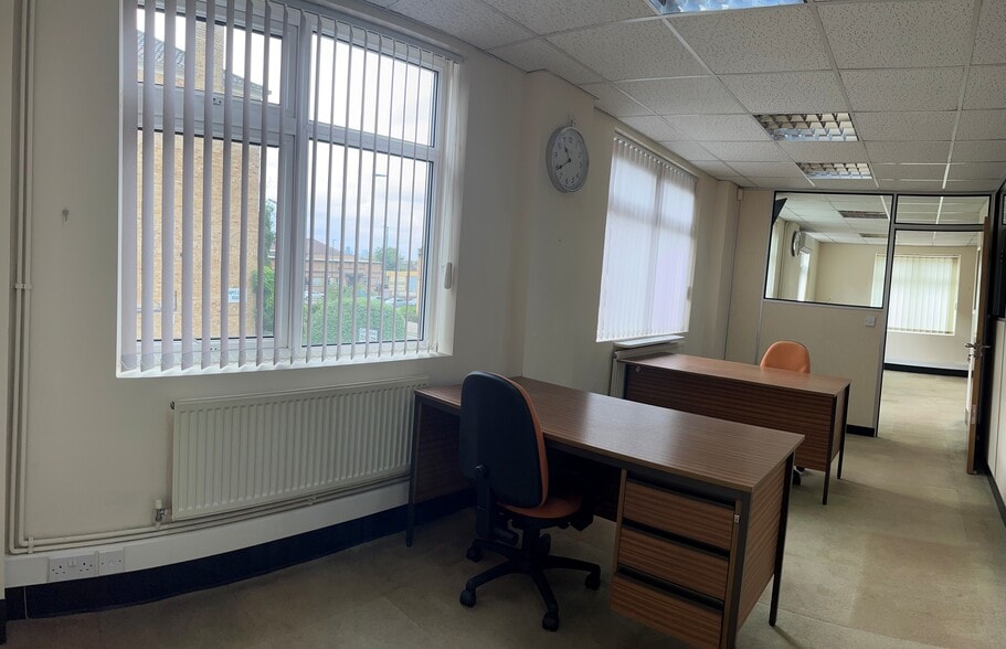 281-285 Wood St, London for lease - Building Photo - Image 2 of 7