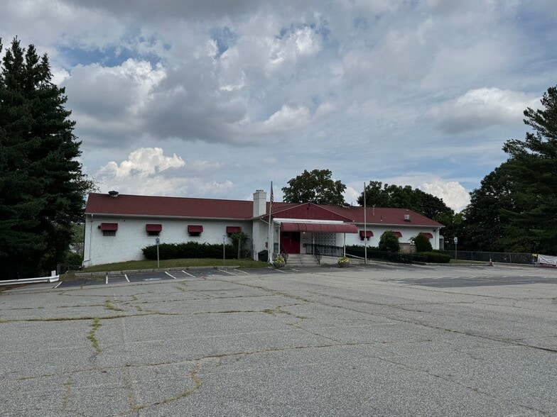 1418 Plainfield Pike, Cranston, RI for sale - Primary Photo - Image 1 of 3