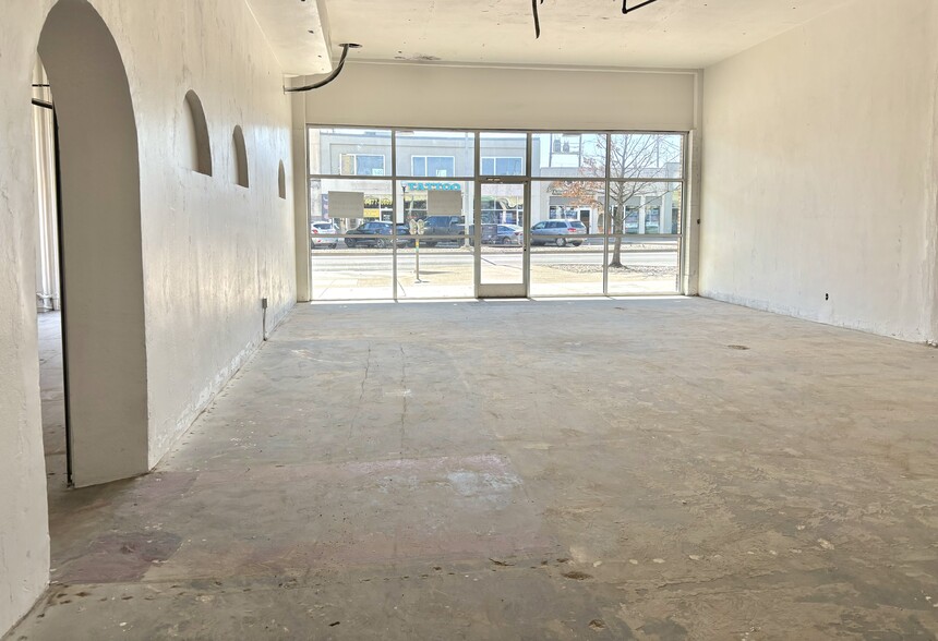 309-383 W Jefferson Blvd, Dallas, TX for lease - Building Photo - Image 2 of 9