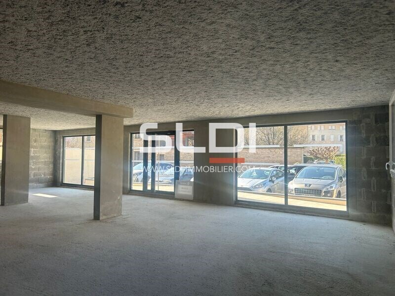 Retail in Jassans-Riottier for lease Interior Photo- Image 1 of 8