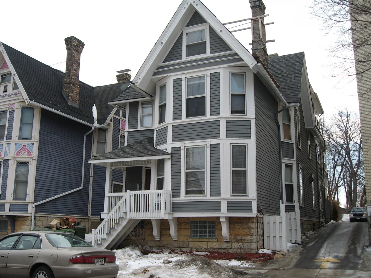 1115 E Knapp St, Milwaukee, WI 53202