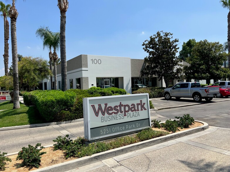 5251 Office Park Dr, Bakersfield, CA for lease - Building Photo - Image 1 of 5