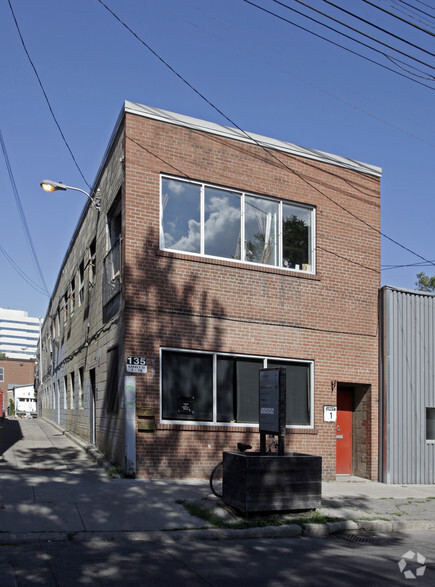 135 Tecumseth St, Toronto, ON for lease - Primary Photo - Image 1 of 2