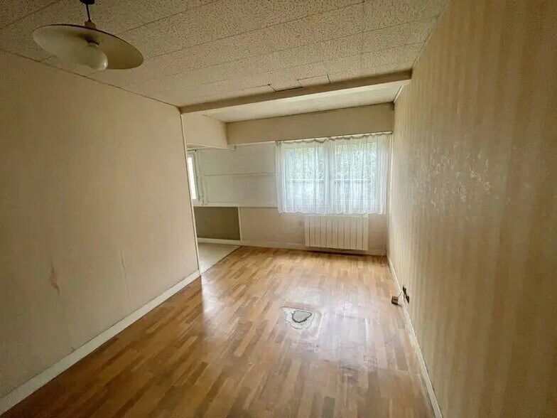 Office in Barentin for lease - Interior Photo - Image 3 of 6