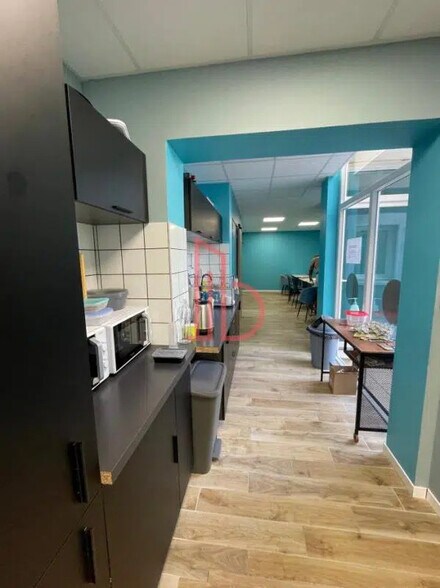 Office in Pessac for lease - Building Photo - Image 2 of 8