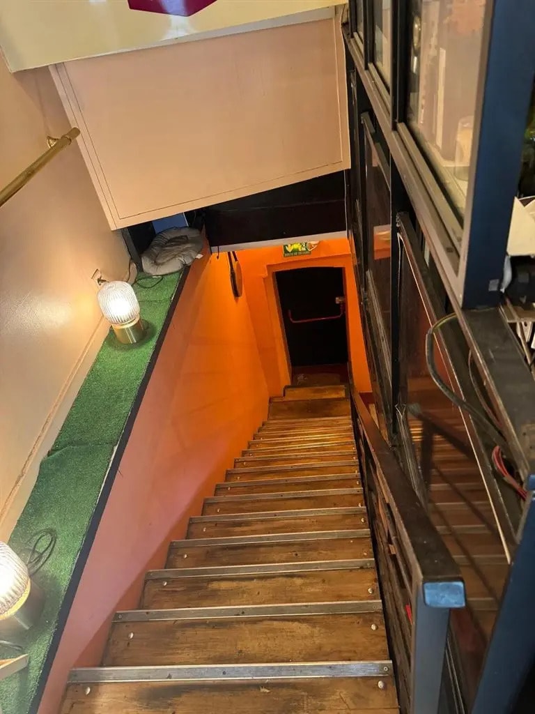 Retail in Paris for lease Interior Photo- Image 1 of 5