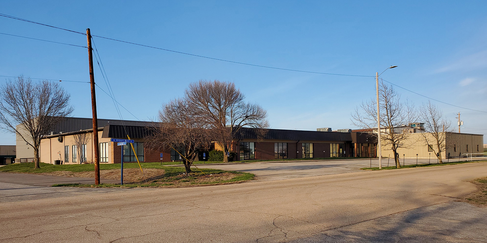 650 SE Airport West Dr, Topeka, KS for lease Building Photo- Image 1 of 5