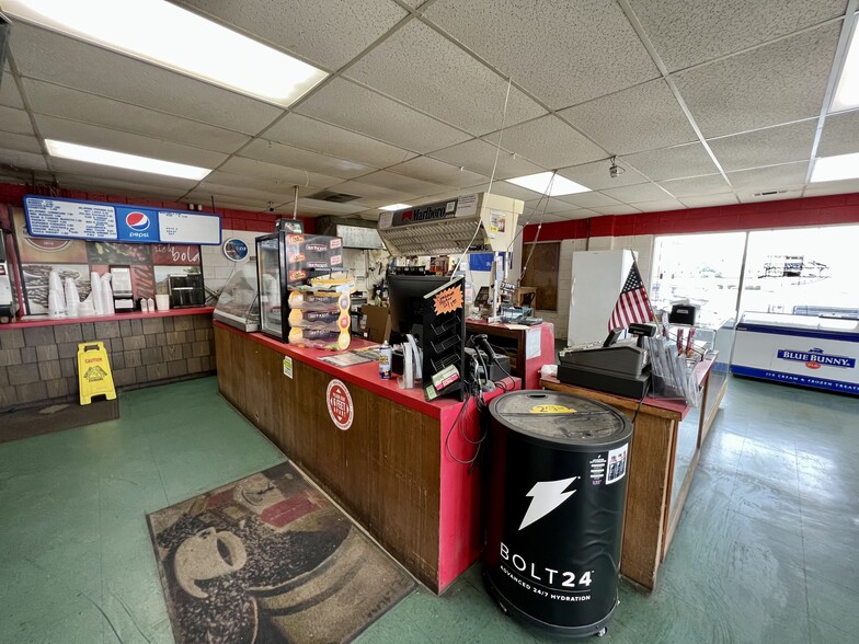 528 W Choctaw Ave, Chickasha, OK for lease - Interior Photo - Image 2 of 13