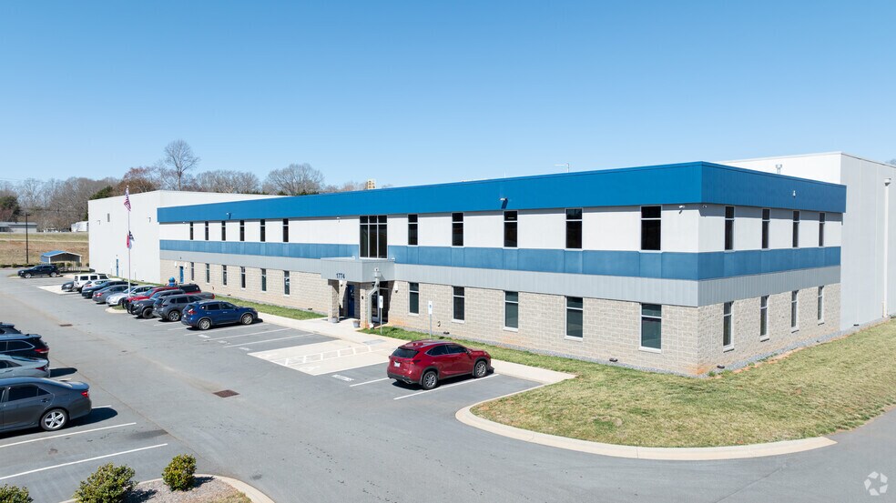 1774 Lutetium Cir, Newton, NC for sale - Primary Photo - Image 1 of 1