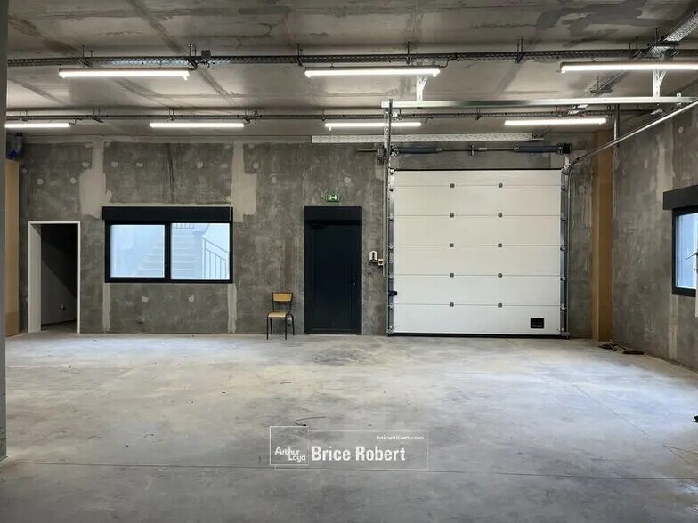 Flex in Villeurbanne for lease - Interior Photo - Image 2 of 8