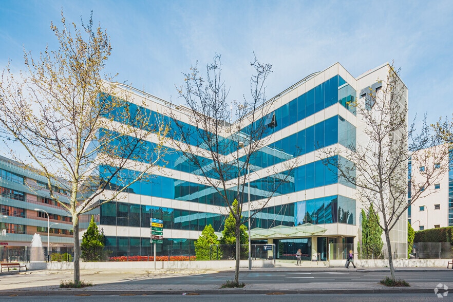 Calle de Julián Camarillo, 42, Madrid, Madrid for lease - Primary Photo - Image 1 of 4