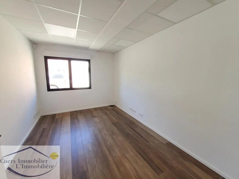 Flex in Cuers for lease - Interior Photo - Image 2 of 6