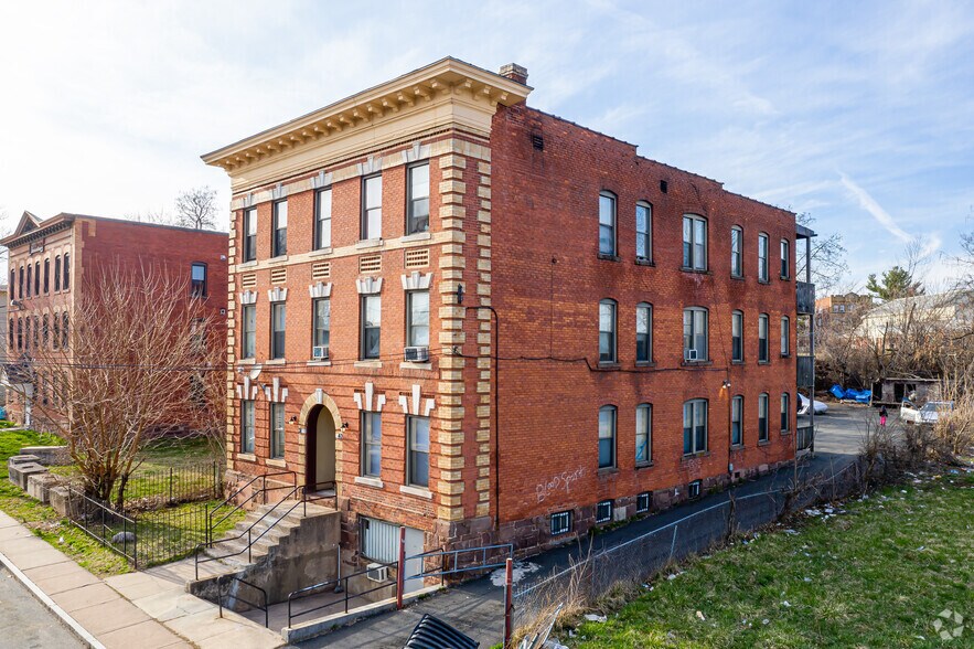 38 Sanford St, Hartford, CT 06120